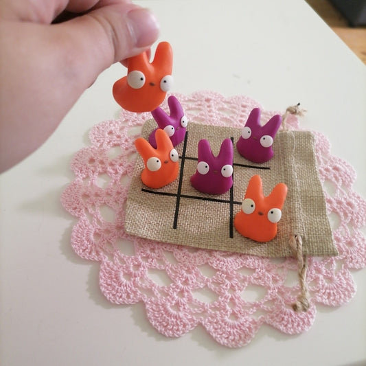 Onni-peli violetit ja oranssit pelinappulat