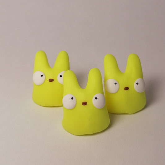 Neon keltaisen väriset Onni hahmot