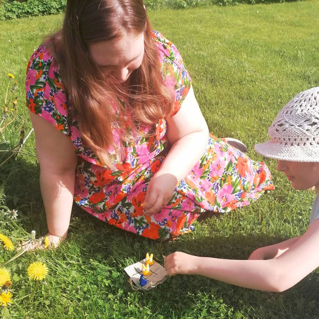 Kesäisiä pelihetkiä Onni-pelin äärellä