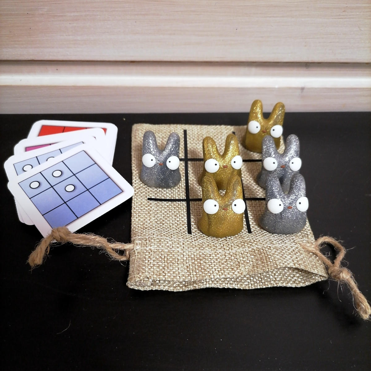 Onni game with jute pouch - gold and silver colored figures
