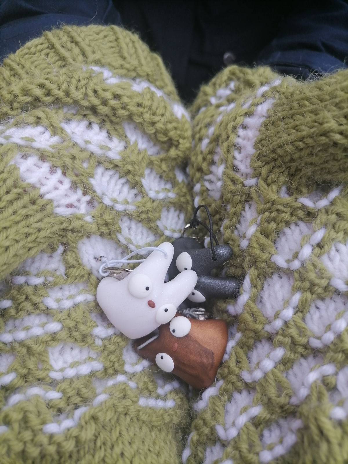 Valkoinen, pronssin värinen ja musta laukkukoru & avaimenperä