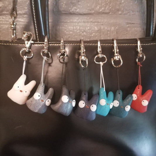 Mysteeriboksin laukkukorut & avaimenperät laukussa