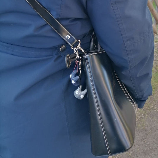 Sininen ja hopea laukkukoru & avaimenperä laukussa