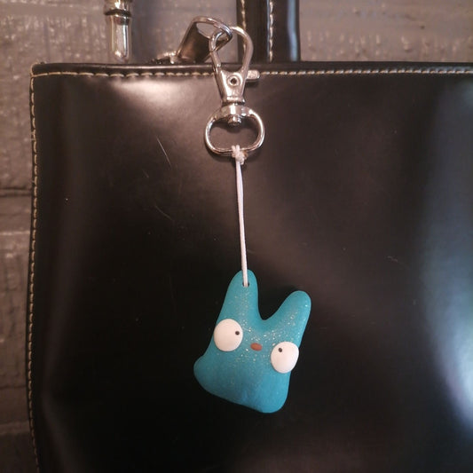 Turkoosi kimaltava laukkukoru & avaimenperä laukussa