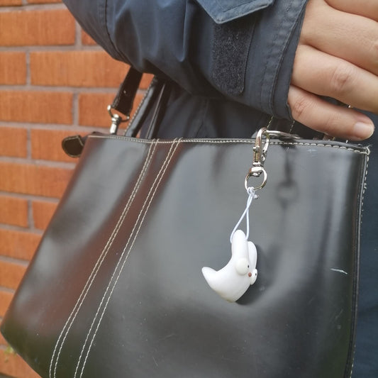 Valkoinen laukkukoru & avaimenperä laukussa