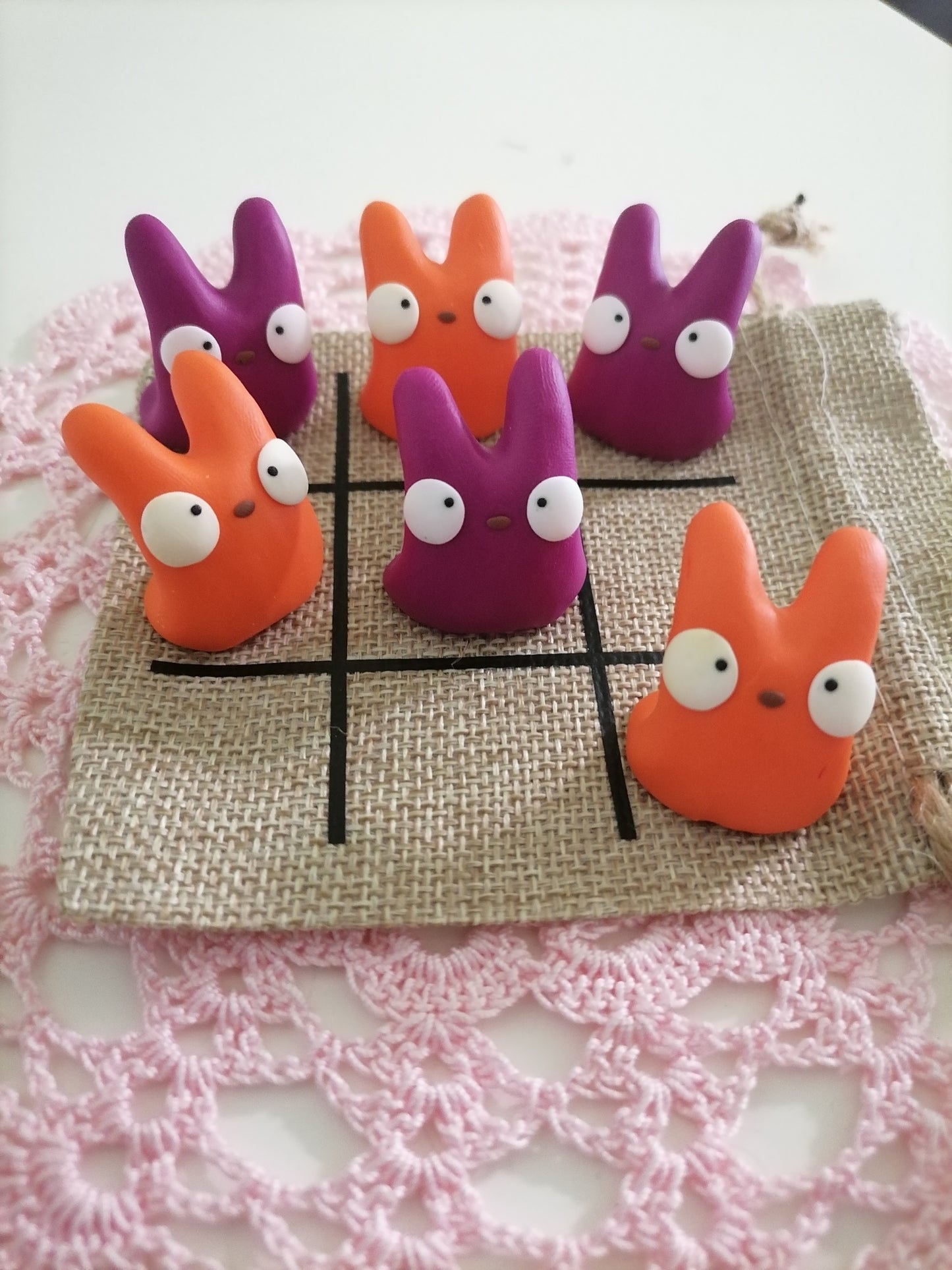 Onni-peli kangaspussilla - violetit ja oranssit hahmot