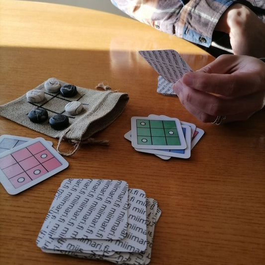 ONNI lautapelin pelinappulat, pelilauta ja pelikortit