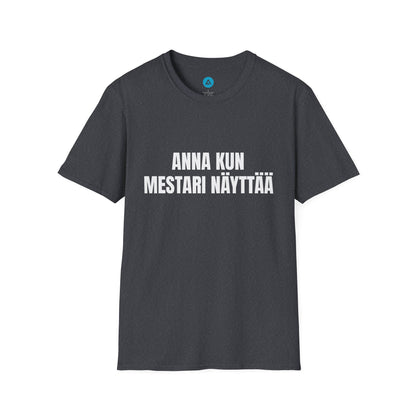 ANNA KUN MESTARI NÄYTTÄÄ – Unisex T-paita