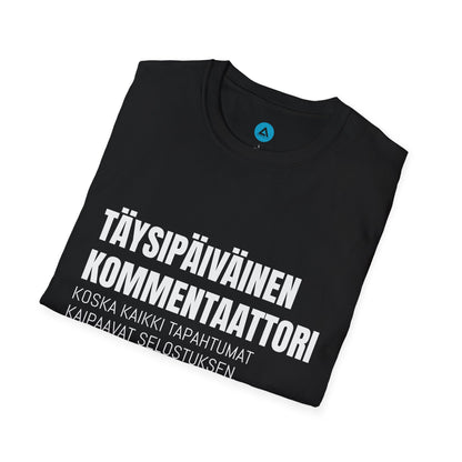 TÄYSIPÄIVÄINEN KOMMENTAATTORI – Unisex T-paita