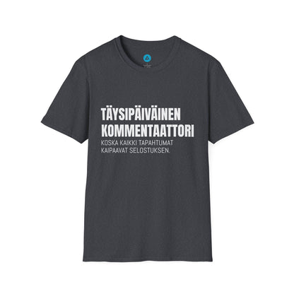 TÄYSIPÄIVÄINEN KOMMENTAATTORI – Unisex T-paita