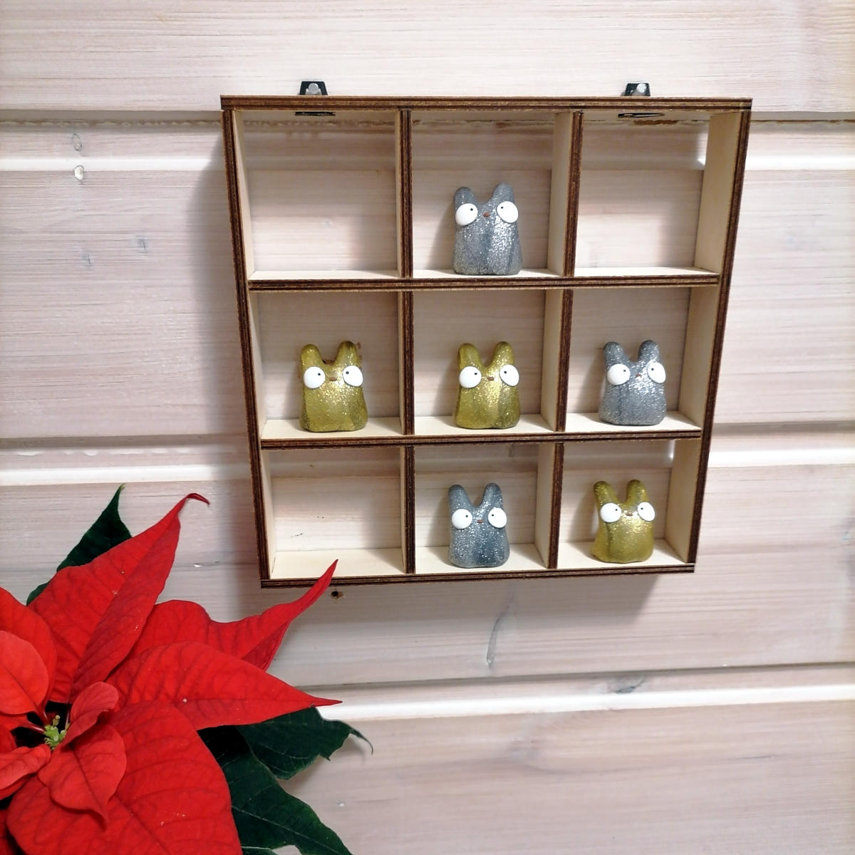 Onni wall mounted board game - gold and silver colored figures