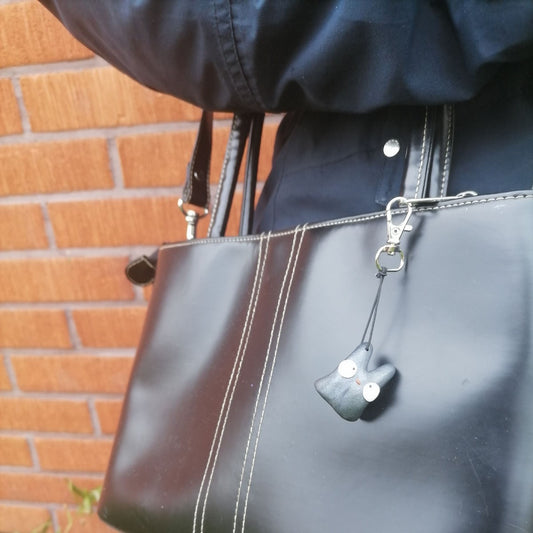 Musta laukkukoru & avaimenperä laukussa ulkona