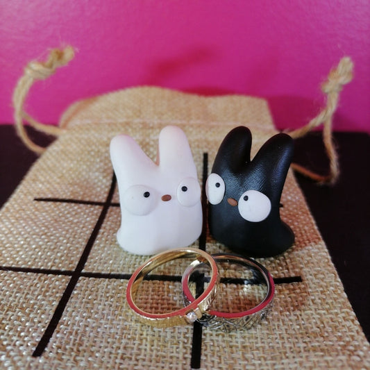 Onni-peli kangaspussilla - mustat ja valkoiset hahmot