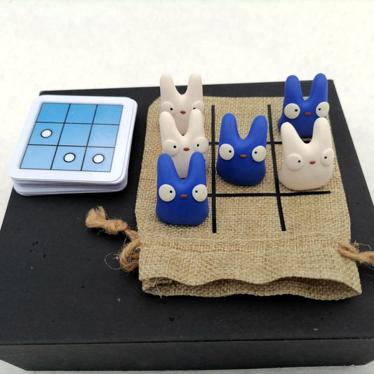 Onni-spel med tygpåse - blå och vita spelpjäser