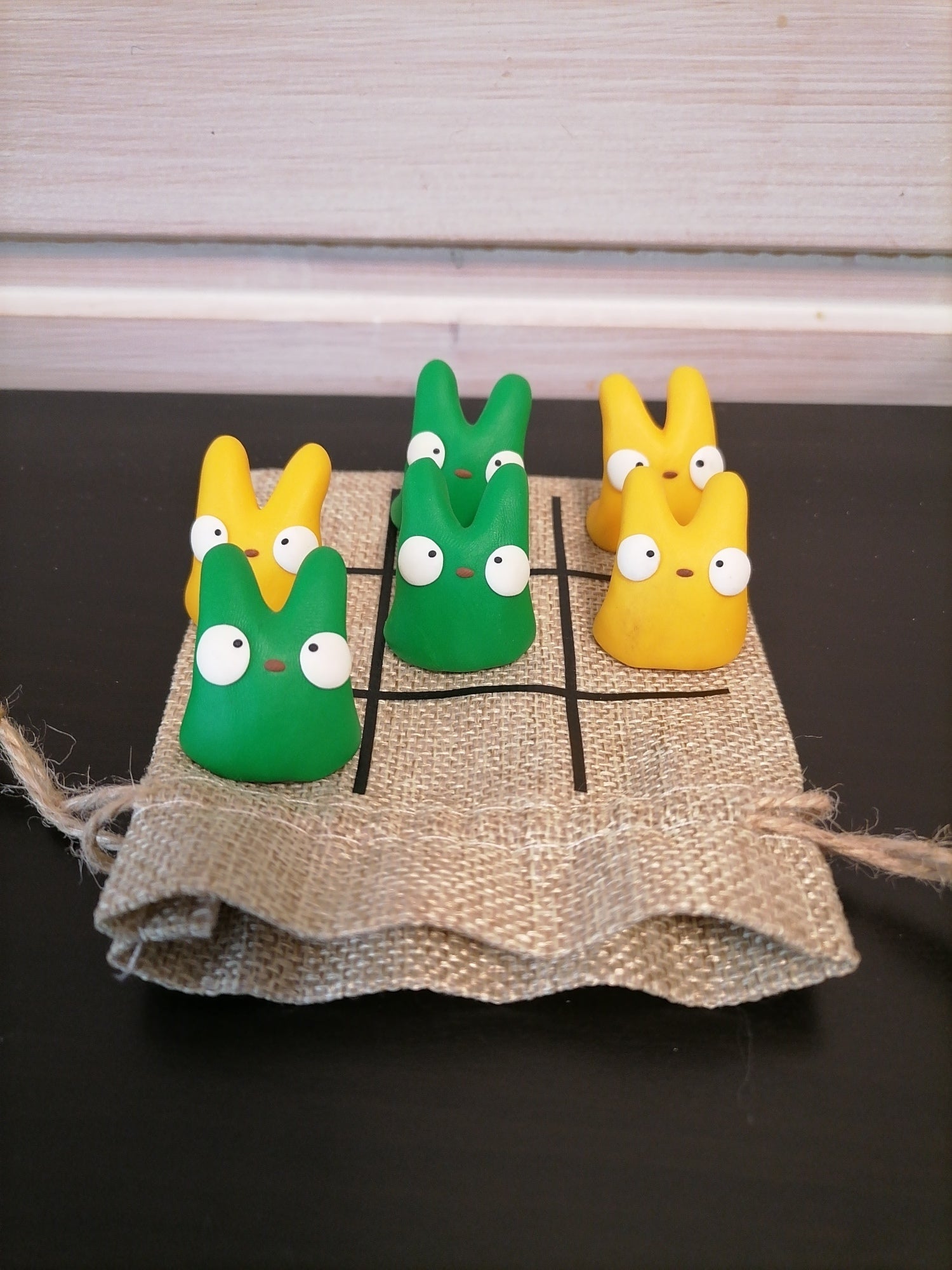 Juuttikangaspussi Onni-peli kesäisen vihreillä ja keltaisilla hahmoilla