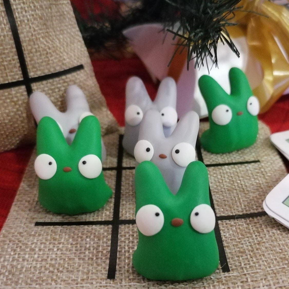 Onni-peli kangaspussilla - vihreät ja harmaat hahmot