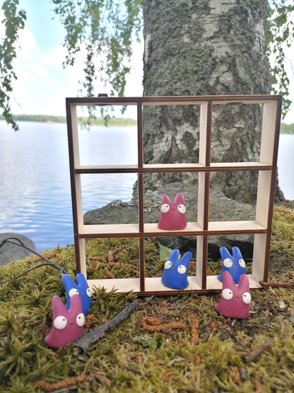 Taulupeli viininpunaisilla ja sinisillä hahmoilla
